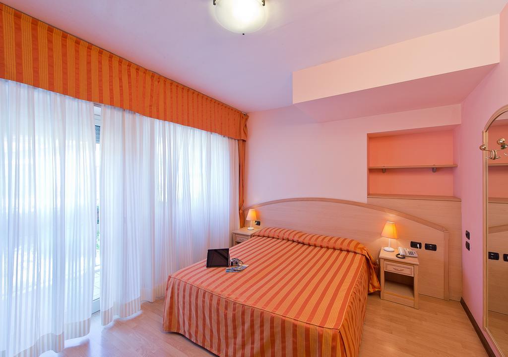 Hotel Residence Dei Fiori 바메노 외부 사진