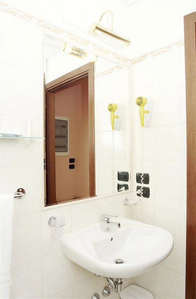 Hotel Residence Dei Fiori 바메노 외부 사진